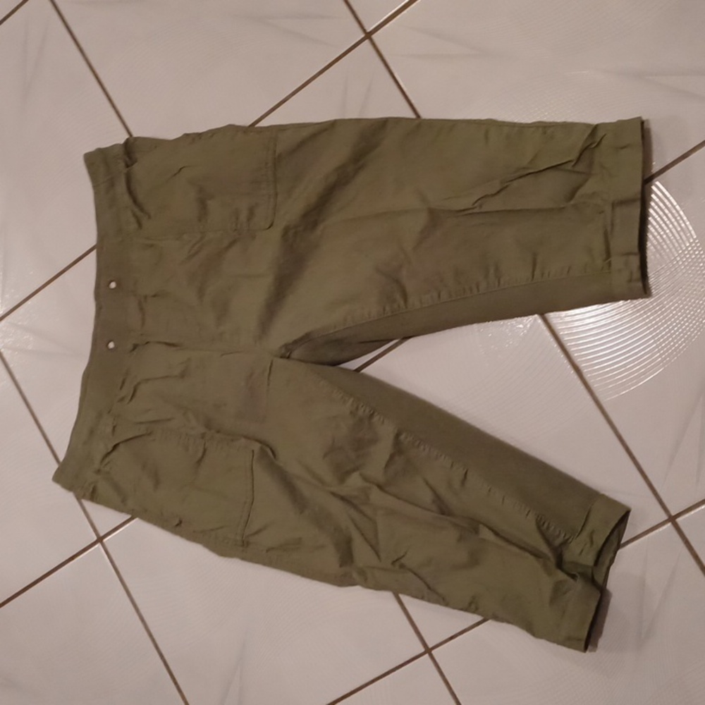 4/$40 Green Capri Pants - Size XL